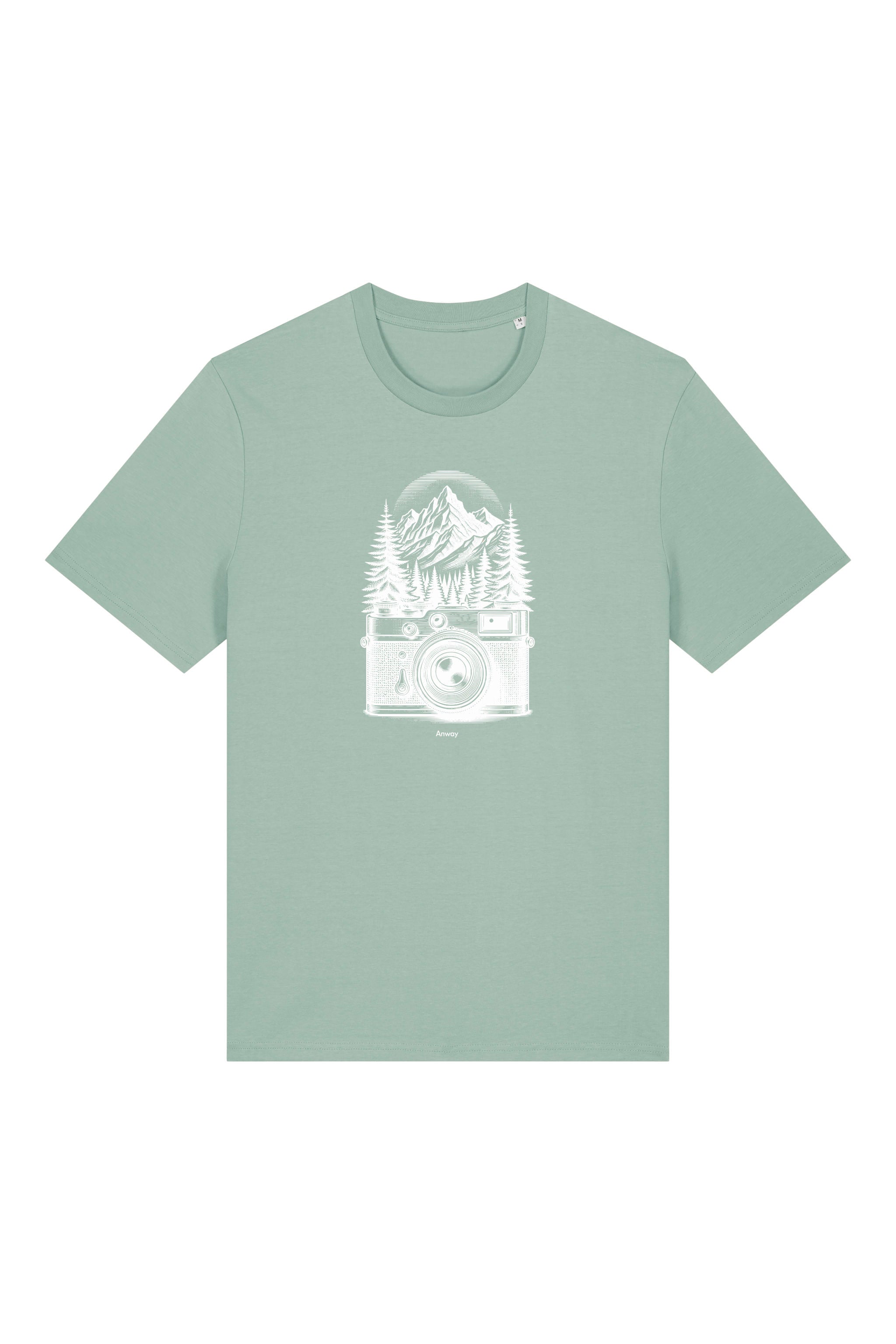 T-Shirt aus 100 % Bio-Baumwolle mit normaler Passform, erhältlich in verschiedenen Farben wie Blue Soul, Cotton Pink, Lavender, Aloe, Weiss und Schwarz. Individuell bedruckbar mit Wunschmotiv. Weiches, angenehm leichtes Material für hohen Tragekomfort. Ideal für einen zeitgemässen, entspannten Look. Mit weisser Kamera-Illustration, Bergpanorama und Tannenwäldern auf der Vorderseite des T-Shirts.