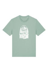 T-Shirt aus 100 % Bio-Baumwolle mit normaler Passform, erhältlich in verschiedenen Farben wie Blue Soul, Cotton Pink, Lavender, Aloe, Weiss und Schwarz. Individuell bedruckbar mit Wunschmotiv. Weiches, angenehm leichtes Material für hohen Tragekomfort. Ideal für einen zeitgemässen, entspannten Look. Mit weisser Kamera-Illustration, Bergpanorama und Tannenwäldern auf der Vorderseite des T-Shirts.