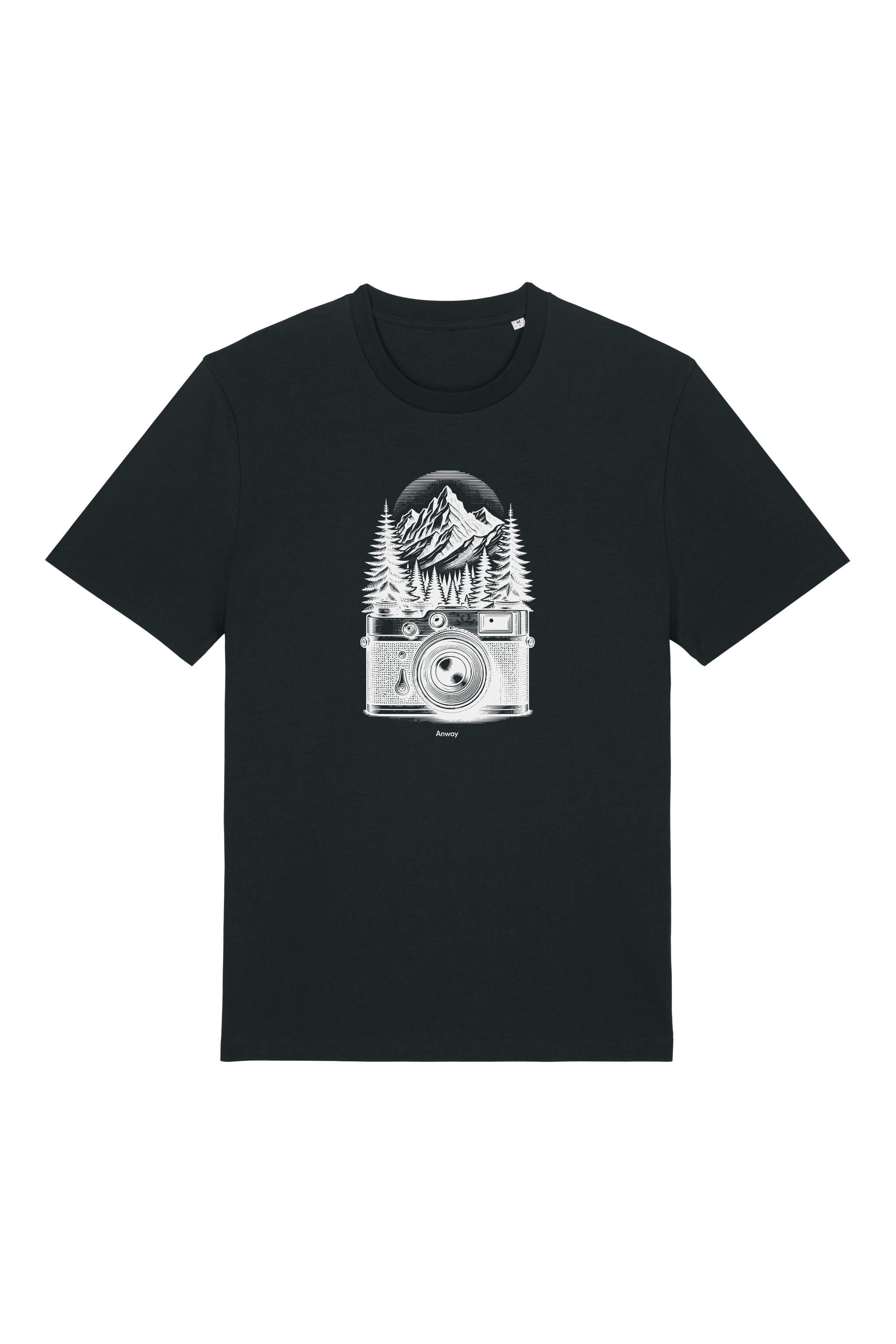 T-Shirt aus 100 % Bio-Baumwolle mit normaler Passform, erhältlich in verschiedenen Farben wie Blue Soul, Cotton Pink, Lavender, Aloe, Weiss und Schwarz. Individuell bedruckbar mit Wunschmotiv. Weiches, angenehm leichtes Material für hohen Tragekomfort. Ideal für einen zeitgemässen, entspannten Look. Mit weisser Kamera-Illustration, Bergpanorama und Tannenwäldern auf der Vorderseite des T-Shirts.