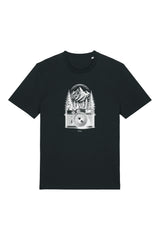 T-Shirt aus 100 % Bio-Baumwolle mit normaler Passform, erhältlich in verschiedenen Farben wie Blue Soul, Cotton Pink, Lavender, Aloe, Weiss und Schwarz. Individuell bedruckbar mit Wunschmotiv. Weiches, angenehm leichtes Material für hohen Tragekomfort. Ideal für einen zeitgemässen, entspannten Look. Mit weisser Kamera-Illustration, Bergpanorama und Tannenwäldern auf der Vorderseite des T-Shirts.