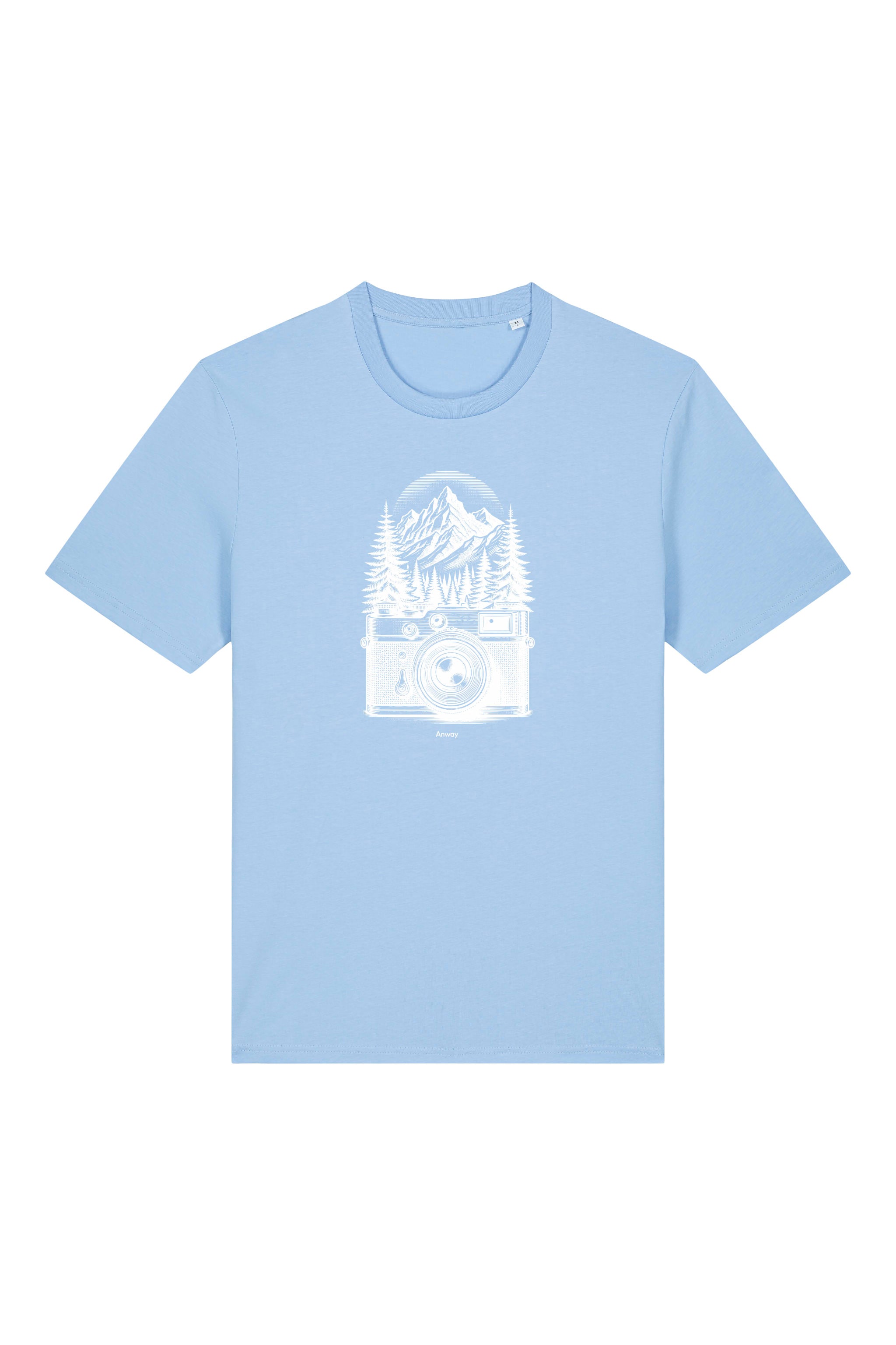 T-Shirt aus 100 % Bio-Baumwolle mit normaler Passform, erhältlich in verschiedenen Farben wie Blue Soul, Cotton Pink, Lavender, Aloe, Weiss und Schwarz. Individuell bedruckbar mit Wunschmotiv. Weiches, angenehm leichtes Material für hohen Tragekomfort. Ideal für einen zeitgemässen, entspannten Look. Mit weisser Kamera-Illustration, Bergpanorama und Tannenwäldern auf der Vorderseite des T-Shirts.