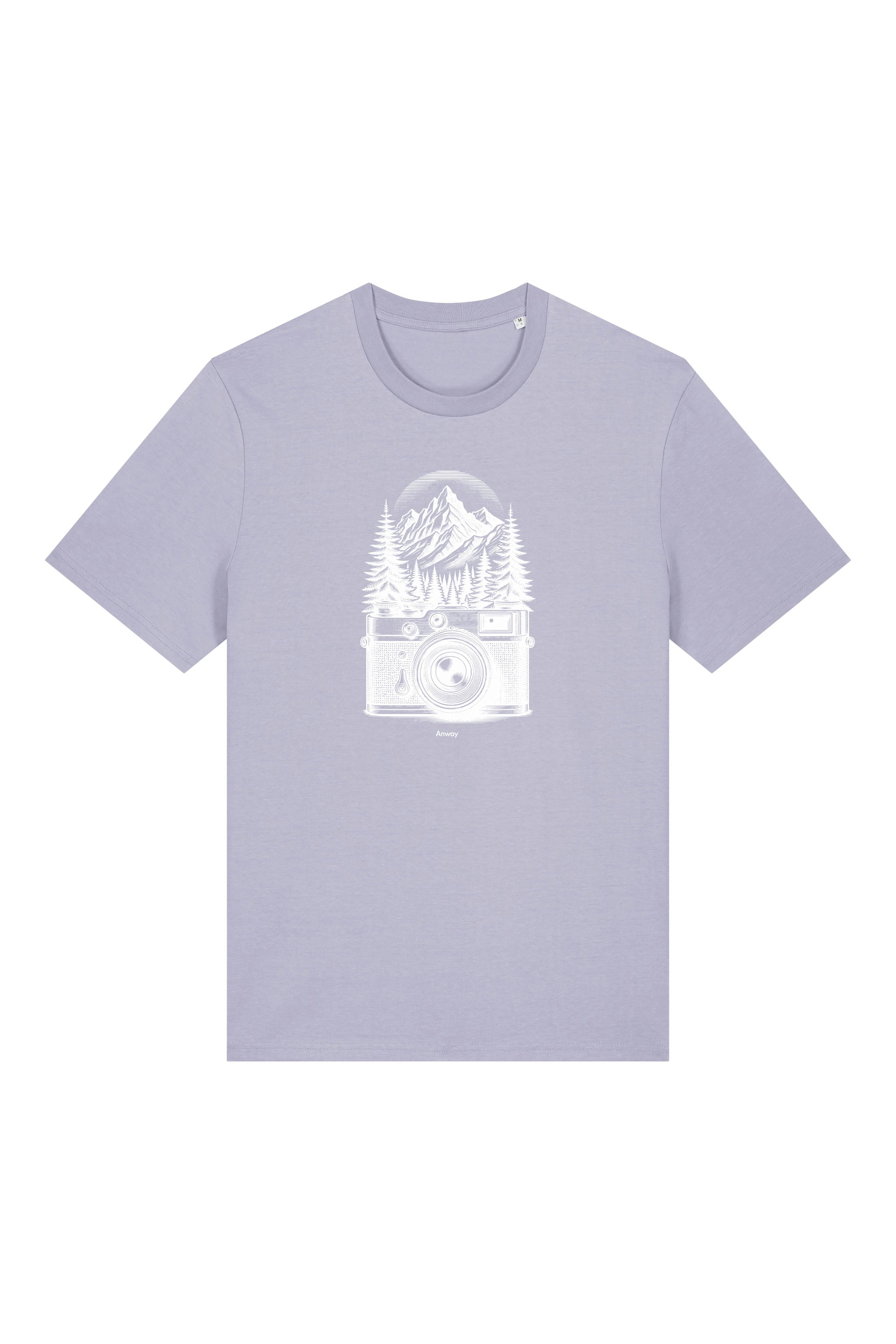 T-Shirt aus 100 % Bio-Baumwolle mit normaler Passform, erhältlich in verschiedenen Farben wie Blue Soul, Cotton Pink, Lavender, Aloe, Weiss und Schwarz. Individuell bedruckbar mit Wunschmotiv. Weiches, angenehm leichtes Material für hohen Tragekomfort. Ideal für einen zeitgemässen, entspannten Look. Mit weisser Kamera-Illustration, Bergpanorama und Tannenwäldern auf der Vorderseite des T-Shirts.