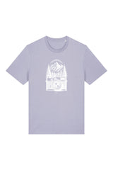 T-Shirt aus 100 % Bio-Baumwolle mit normaler Passform, erhältlich in verschiedenen Farben wie Blue Soul, Cotton Pink, Lavender, Aloe, Weiss und Schwarz. Individuell bedruckbar mit Wunschmotiv. Weiches, angenehm leichtes Material für hohen Tragekomfort. Ideal für einen zeitgemässen, entspannten Look. Mit weisser Kamera-Illustration, Bergpanorama und Tannenwäldern auf der Vorderseite des T-Shirts.