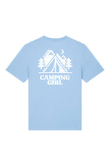 T-Shirt aus 100 % Bio-Baumwolle mit normaler Passform, erhältlich in verschiedenen Farben wie Blue Soul, Cotton Pink, Lavender, Aloe, Weiss und Schwarz. Individuell bedruckbar mit Wunschmotiv. Weiches, angenehm leichtes Material für hohen Tragekomfort. Ideal für einen zeitgemässen, entspannten Look. Mit grossem Zelt-Motiv, Bäumen, Mond und „CAMPING GIRL“-Print auf der Rückseite.