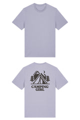 T-Shirt aus 100 % Bio-Baumwolle mit normaler Passform, erhältlich in verschiedenen Farben wie Blue Soul, Cotton Pink, Lavender, Aloe, Weiss und Schwarz. Individuell bedruckbar mit Wunschmotiv. Weiches, angenehm leichtes Material für hohen Tragekomfort. Ideal für einen zeitgemässen, entspannten Look. Mit grossem Zelt-Motiv, Bäumen, Mond und „CAMPING GIRL“-Print auf der Rückseite.