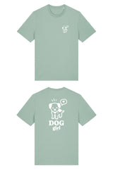 T-Shirt aus 100 % Bio-Baumwolle mit normaler Passform, erhältlich in verschiedenen Farben wie Blue Soul, Cotton Pink, Lavender, Aloe, Weiss und Schwarz. Individuell bedruckbar mit Wunschmotiv. Weiches, angenehm leichtes Material für hohen Tragekomfort. Ideal für einen zeitgemässen, entspannten Look. Vorderseite: Mit kleinem weissen Druck eines fröhlichen Hundes auf der linken Brust. Rückseite: Grosser weisser Hundedruck mit Sprechblase und der Aufschrift „DOG girl“.