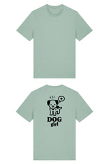 T-Shirt aus 100 % Bio-Baumwolle mit normaler Passform, erhältlich in verschiedenen Farben wie Blue Soul, Cotton Pink, Lavender, Aloe, Weiss und Schwarz. Individuell bedruckbar mit Wunschmotiv. Weiches, angenehm leichtes Material für hohen Tragekomfort. Ideal für einen zeitgemässen, entspannten Look. Grosser schwarzer Hundedruck mit Sprechblase und der Aufschrift „DOG girl“ auf der Rückseite.