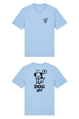 T-Shirt aus 100 % Bio-Baumwolle mit normaler Passform, erhältlich in verschiedenen Farben wie Blue Soul, Cotton Pink, Lavender, Aloe, Weiss und Schwarz. Individuell bedruckbar mit Wunschmotiv. Weiches, angenehm leichtes Material für hohen Tragekomfort. Ideal für einen zeitgemässen, entspannten Look. Vorderseite: Mit kleinem schwarzen Druck eines fröhlichen Hundes auf der linken Brust. Rückseite: Grosser schwarzer Hundedruck mit Sprechblase und der Aufschrift „DOG girl“.