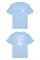 T-Shirt aus 100 % Bio-Baumwolle mit normaler Passform, erhältlich in verschiedenen Farben wie Blue Soul, Cotton Pink, Lavender, Aloe, Weiss und Schwarz. Individuell bedruckbar mit Wunschmotiv. Weiches, angenehm leichtes Material für hohen Tragekomfort. Ideal für einen zeitgemässen, entspannten Look. Vorderseite: Mit kleinem weissen Druck eines fröhlichen Hundes auf der linken Brust. Rückseite: Grosser weisser Hundedruck mit Sprechblase und der Aufschrift „DOG girl“.