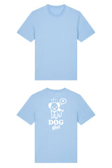 T-Shirt aus 100 % Bio-Baumwolle mit normaler Passform, erhältlich in verschiedenen Farben wie Blue Soul, Cotton Pink, Lavender, Aloe, Weiss und Schwarz. Individuell bedruckbar mit Wunschmotiv. Weiches, angenehm leichtes Material für hohen Tragekomfort. Ideal für einen zeitgemässen, entspannten Look. Grosser weisser Hundedruck mit Sprechblase und der Aufschrift „DOG girl“ auf der Rückseite.