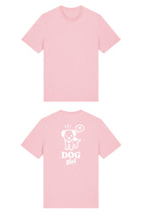T-Shirt aus 100 % Bio-Baumwolle mit normaler Passform, erhältlich in verschiedenen Farben wie Blue Soul, Cotton Pink, Lavender, Aloe, Weiss und Schwarz. Individuell bedruckbar mit Wunschmotiv. Weiches, angenehm leichtes Material für hohen Tragekomfort. Ideal für einen zeitgemässen, entspannten Look. Grosser schwarzer Hundedruck mit Sprechblase und der Aufschrift „DOG girl“ auf der Rückseite.