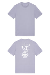 T-Shirt aus 100 % Bio-Baumwolle mit normaler Passform, erhältlich in verschiedenen Farben wie Blue Soul, Cotton Pink, Lavender, Aloe, Weiss und Schwarz. Individuell bedruckbar mit Wunschmotiv. Weiches, angenehm leichtes Material für hohen Tragekomfort. Ideal für einen zeitgemässen, entspannten Look. Grosser weisser Hundedruck mit Sprechblase und der Aufschrift „DOG girl“ auf der Rückseite.