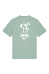 T-Shirt aus 100 % Bio-Baumwolle mit normaler Passform, erhältlich in verschiedenen Farben wie Blue Soul, Cotton Pink, Lavender, Aloe, Weiss und Schwarz. Individuell bedruckbar mit Wunschmotiv. Weiches, angenehm leichtes Material für hohen Tragekomfort. Ideal für einen zeitgemässen, entspannten Look. Vorderseite: Mit kleinem weissen Druck eines fröhlichen Hundes auf der linken Brust. Rückseite: Grosser weisser Hundedruck mit Sprechblase und der Aufschrift „DOG girl“.