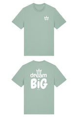 T-Shirt aus 100 % Bio-Baumwolle mit normaler Passform, erhältlich in verschiedenen Farben wie Blue Soul, Cotton Pink, Lavender, Aloe, Weiss und Schwarz. Individuell bedruckbar mit Wunschmotiv. Weiches, angenehm leichtes Material für hohen Tragekomfort. Ideal für einen zeitgemässen, entspannten Look. Vorderseite: Krone auf der linken Brust. Rückseite: Grosser Schriftzug „dream BIG“ mit Krone darüber.