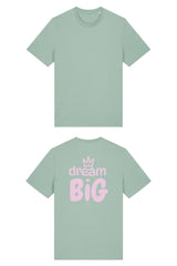 T-Shirt aus 100 % Bio-Baumwolle mit normaler Passform, erhältlich in verschiedenen Farben wie Blue Soul, Cotton Pink, Lavender, Aloe, Weiss und Schwarz. Individuell bedruckbar mit Wunschmotiv. Weiches, angenehm leichtes Material für hohen Tragekomfort. Ideal für einen zeitgemässen, entspannten Look. Grosser Schriftzug „dream BIG“ mit Krone darüber auf der Rückseite.