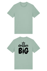 T-Shirt aus 100 % Bio-Baumwolle mit normaler Passform, erhältlich in verschiedenen Farben wie Blue Soul, Cotton Pink, Lavender, Aloe, Weiss und Schwarz. Individuell bedruckbar mit Wunschmotiv. Weiches, angenehm leichtes Material für hohen Tragekomfort. Ideal für einen zeitgemässen, entspannten Look. Grosser Schriftzug „dream BIG“ mit Krone darüber auf der Rückseite.
