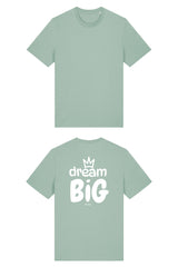 T-Shirt aus 100 % Bio-Baumwolle mit normaler Passform, erhältlich in verschiedenen Farben wie Blue Soul, Cotton Pink, Lavender, Aloe, Weiss und Schwarz. Individuell bedruckbar mit Wunschmotiv. Weiches, angenehm leichtes Material für hohen Tragekomfort. Ideal für einen zeitgemässen, entspannten Look. Grosser Schriftzug „dream BIG“ mit Krone darüber auf der Rückseite.