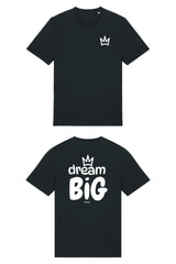 T-Shirt aus 100 % Bio-Baumwolle mit normaler Passform, erhältlich in verschiedenen Farben wie Blue Soul, Cotton Pink, Lavender, Aloe, Weiss und Schwarz. Individuell bedruckbar mit Wunschmotiv. Weiches, angenehm leichtes Material für hohen Tragekomfort. Ideal für einen zeitgemässen, entspannten Look. Vorderseite: Krone auf der linken Brust. Rückseite: Grosser Schriftzug „dream BIG“ mit Krone darüber.