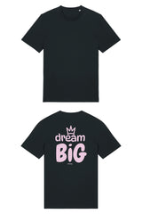 T-Shirt aus 100 % Bio-Baumwolle mit normaler Passform, erhältlich in verschiedenen Farben wie Blue Soul, Cotton Pink, Lavender, Aloe, Weiss und Schwarz. Individuell bedruckbar mit Wunschmotiv. Weiches, angenehm leichtes Material für hohen Tragekomfort. Ideal für einen zeitgemässen, entspannten Look. Grosser Schriftzug „dream BIG“ mit Krone darüber auf der Rückseite.