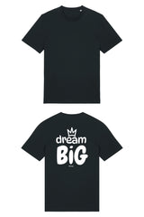 T-Shirt aus 100 % Bio-Baumwolle mit normaler Passform, erhältlich in verschiedenen Farben wie Blue Soul, Cotton Pink, Lavender, Aloe, Weiss und Schwarz. Individuell bedruckbar mit Wunschmotiv. Weiches, angenehm leichtes Material für hohen Tragekomfort. Ideal für einen zeitgemässen, entspannten Look. Grosser Schriftzug „dream BIG“ mit Krone darüber auf der Rückseite.