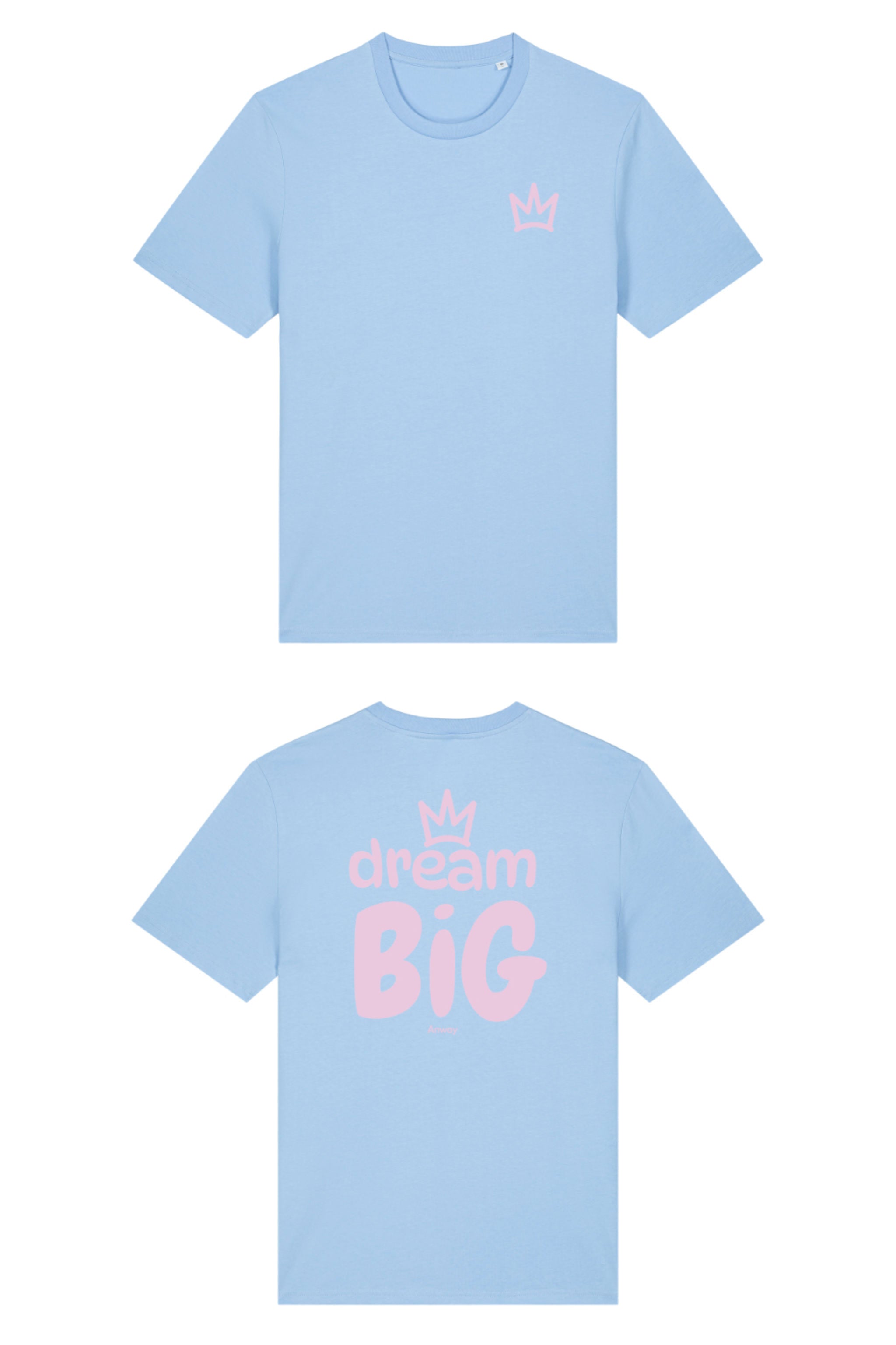 T-Shirt aus 100 % Bio-Baumwolle mit normaler Passform, erhältlich in verschiedenen Farben wie Blue Soul, Cotton Pink, Lavender, Aloe, Weiss und Schwarz. Individuell bedruckbar mit Wunschmotiv. Weiches, angenehm leichtes Material für hohen Tragekomfort. Ideal für einen zeitgemässen, entspannten Look. Vorderseite: Krone auf der linken Brust. Rückseite: Grosser Schriftzug „dream BIG“ mit Krone darüber.
