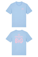 T-Shirt aus 100 % Bio-Baumwolle mit normaler Passform, erhältlich in verschiedenen Farben wie Blue Soul, Cotton Pink, Lavender, Aloe, Weiss und Schwarz. Individuell bedruckbar mit Wunschmotiv. Weiches, angenehm leichtes Material für hohen Tragekomfort. Ideal für einen zeitgemässen, entspannten Look. Vorderseite: Krone auf der linken Brust. Rückseite: Grosser Schriftzug „dream BIG“ mit Krone darüber.