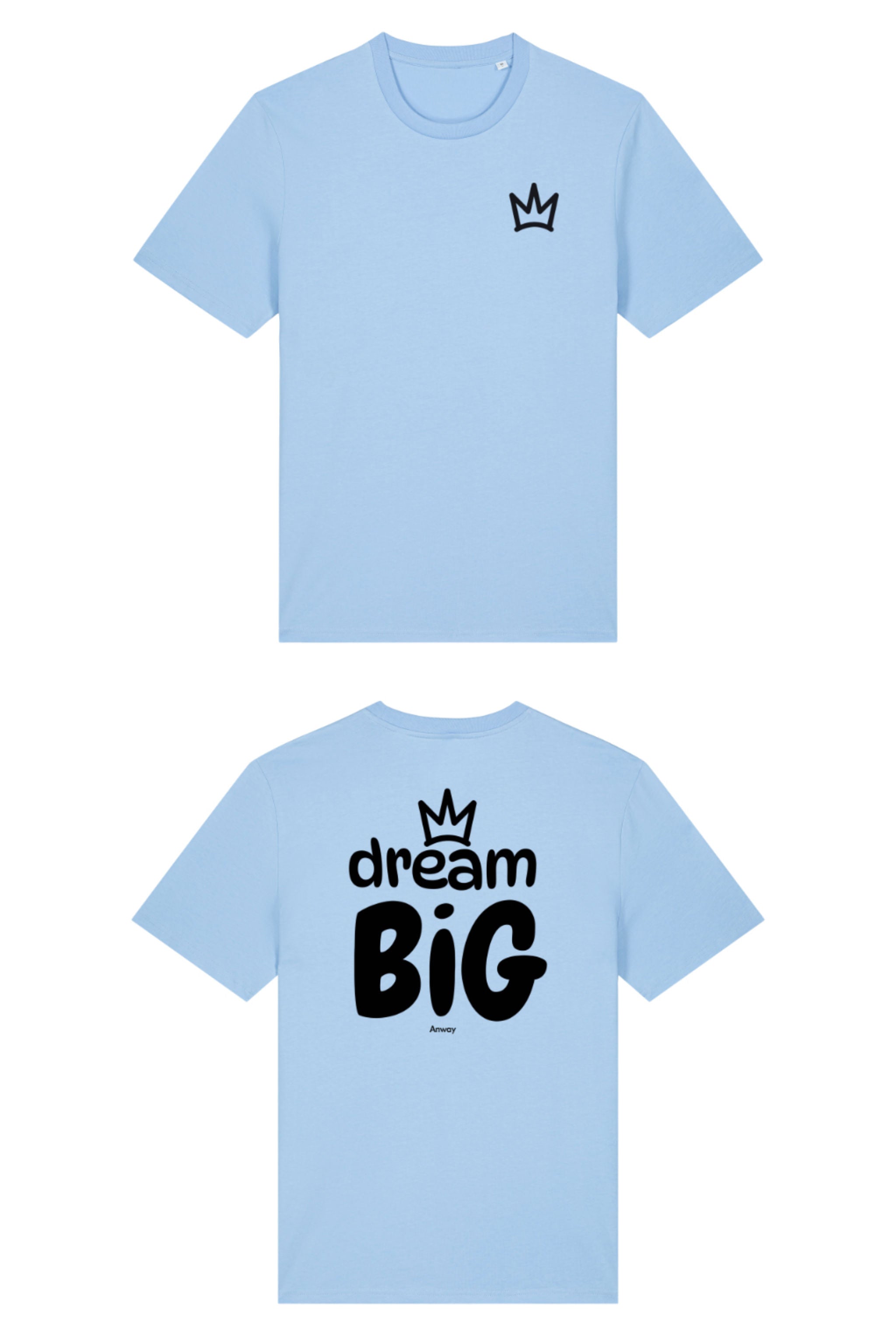 T-Shirt aus 100 % Bio-Baumwolle mit normaler Passform, erhältlich in verschiedenen Farben wie Blue Soul, Cotton Pink, Lavender, Aloe, Weiss und Schwarz. Individuell bedruckbar mit Wunschmotiv. Weiches, angenehm leichtes Material für hohen Tragekomfort. Ideal für einen zeitgemässen, entspannten Look. Vorderseite: Krone auf der linken Brust. Rückseite: Grosser Schriftzug „dream BIG“ mit Krone darüber.
