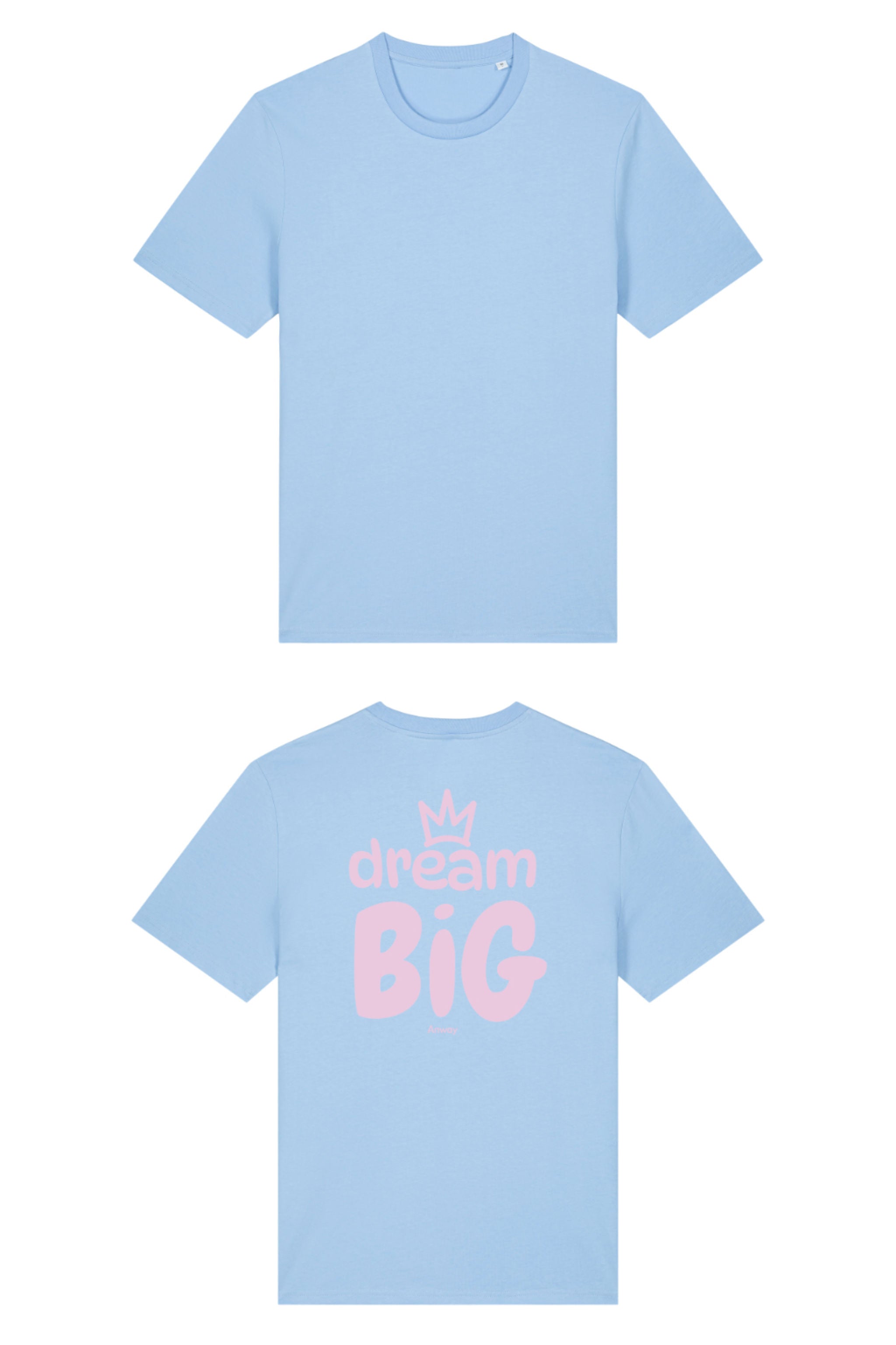 T-Shirt aus 100 % Bio-Baumwolle mit normaler Passform, erhältlich in verschiedenen Farben wie Blue Soul, Cotton Pink, Lavender, Aloe, Weiss und Schwarz. Individuell bedruckbar mit Wunschmotiv. Weiches, angenehm leichtes Material für hohen Tragekomfort. Ideal für einen zeitgemässen, entspannten Look. Grosser Schriftzug „dream BIG“ mit Krone darüber auf der Rückseite.