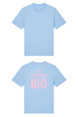 T-Shirt aus 100 % Bio-Baumwolle mit normaler Passform, erhältlich in verschiedenen Farben wie Blue Soul, Cotton Pink, Lavender, Aloe, Weiss und Schwarz. Individuell bedruckbar mit Wunschmotiv. Weiches, angenehm leichtes Material für hohen Tragekomfort. Ideal für einen zeitgemässen, entspannten Look. Grosser Schriftzug „dream BIG“ mit Krone darüber auf der Rückseite.