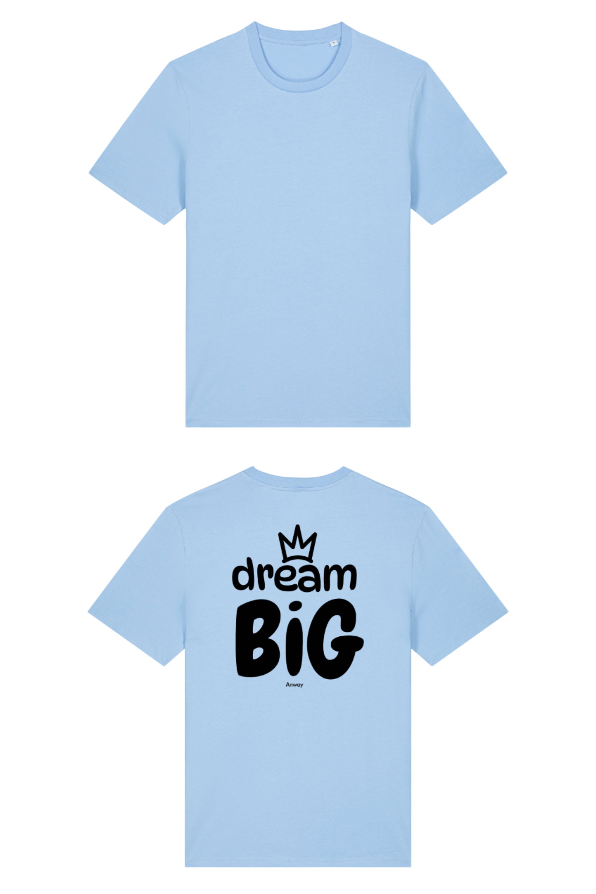 T-Shirt aus 100 % Bio-Baumwolle mit normaler Passform, erhältlich in verschiedenen Farben wie Blue Soul, Cotton Pink, Lavender, Aloe, Weiss und Schwarz. Individuell bedruckbar mit Wunschmotiv. Weiches, angenehm leichtes Material für hohen Tragekomfort. Ideal für einen zeitgemässen, entspannten Look. Grosser Schriftzug „dream BIG“ mit Krone darüber auf der Rückseite.