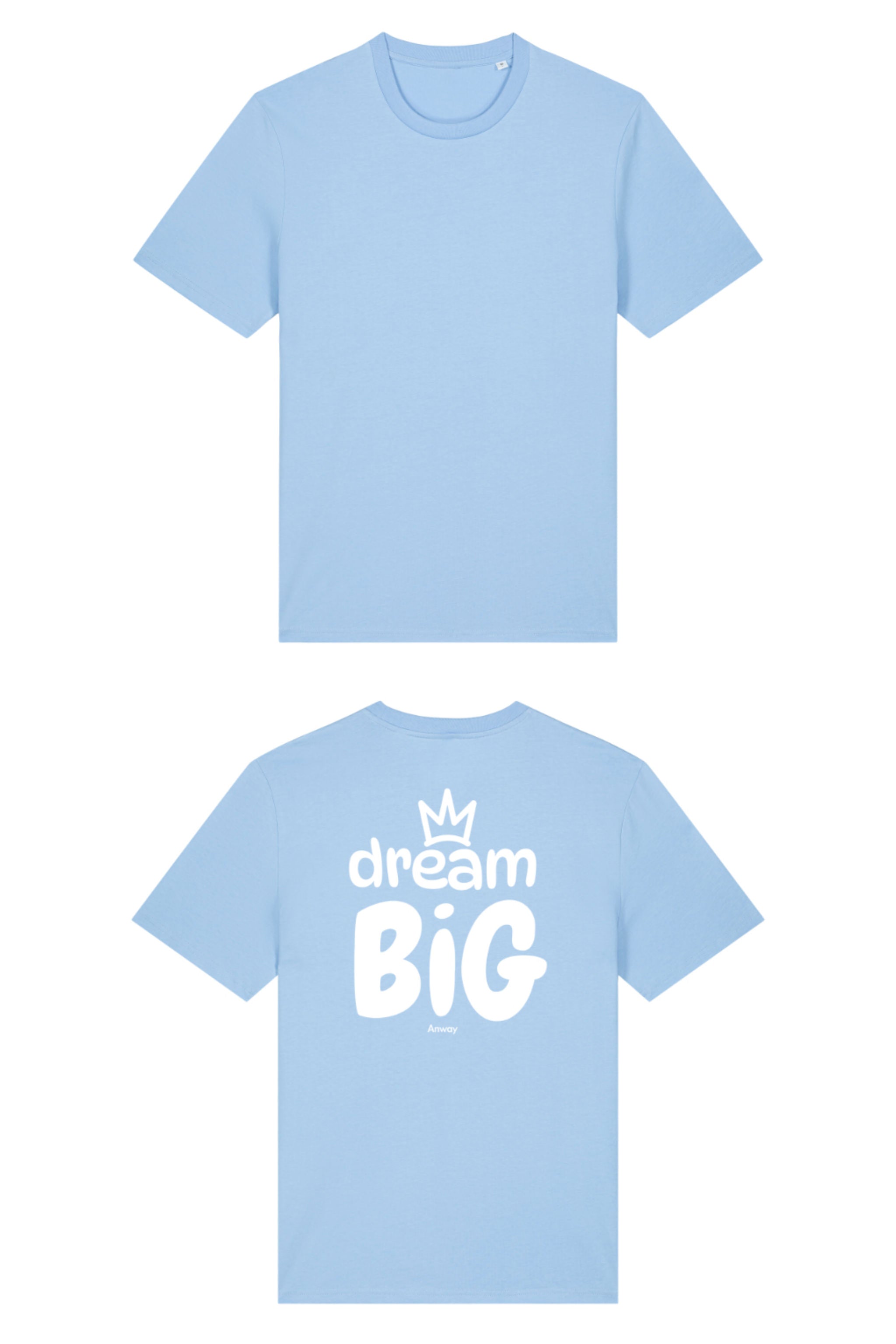 T-Shirt aus 100 % Bio-Baumwolle mit normaler Passform, erhältlich in verschiedenen Farben wie Blue Soul, Cotton Pink, Lavender, Aloe, Weiss und Schwarz. Individuell bedruckbar mit Wunschmotiv. Weiches, angenehm leichtes Material für hohen Tragekomfort. Ideal für einen zeitgemässen, entspannten Look. Grosser Schriftzug „dream BIG“ mit Krone darüber auf der Rückseite.