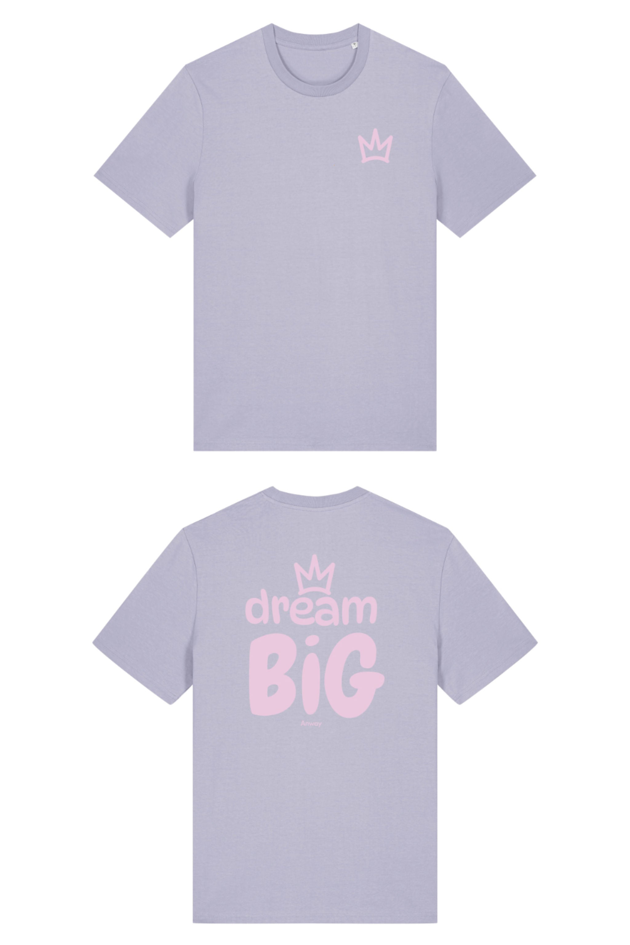 T-Shirt aus 100 % Bio-Baumwolle mit normaler Passform, erhältlich in verschiedenen Farben wie Blue Soul, Cotton Pink, Lavender, Aloe, Weiss und Schwarz. Individuell bedruckbar mit Wunschmotiv. Weiches, angenehm leichtes Material für hohen Tragekomfort. Ideal für einen zeitgemässen, entspannten Look. Vorderseite: Krone auf der linken Brust. Rückseite: Grosser Schriftzug „dream BIG“ mit Krone darüber.