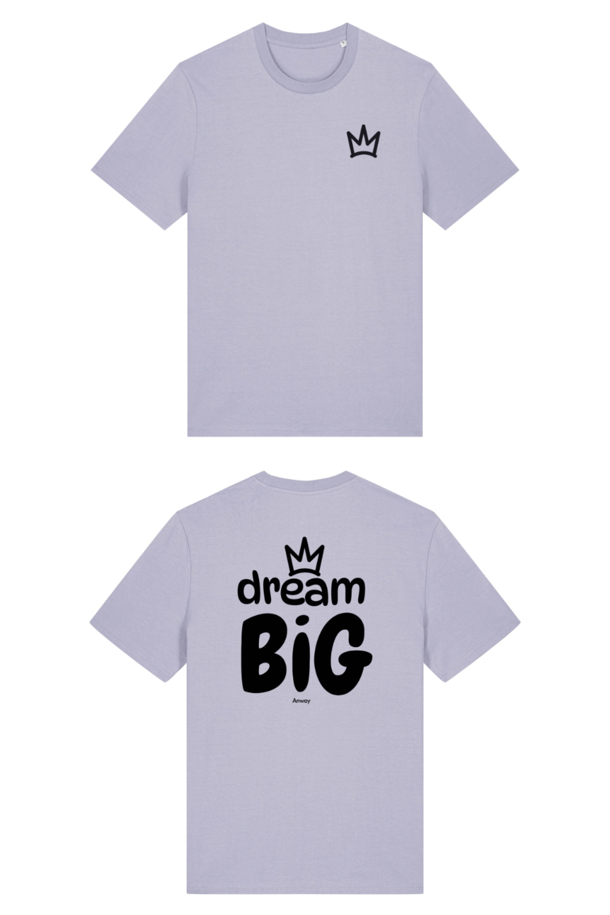 T-Shirt aus 100 % Bio-Baumwolle mit normaler Passform, erhältlich in verschiedenen Farben wie Blue Soul, Cotton Pink, Lavender, Aloe, Weiss und Schwarz. Individuell bedruckbar mit Wunschmotiv. Weiches, angenehm leichtes Material für hohen Tragekomfort. Ideal für einen zeitgemässen, entspannten Look. Vorderseite: Krone auf der linken Brust. Rückseite: Grosser Schriftzug „dream BIG“ mit Krone darüber.
