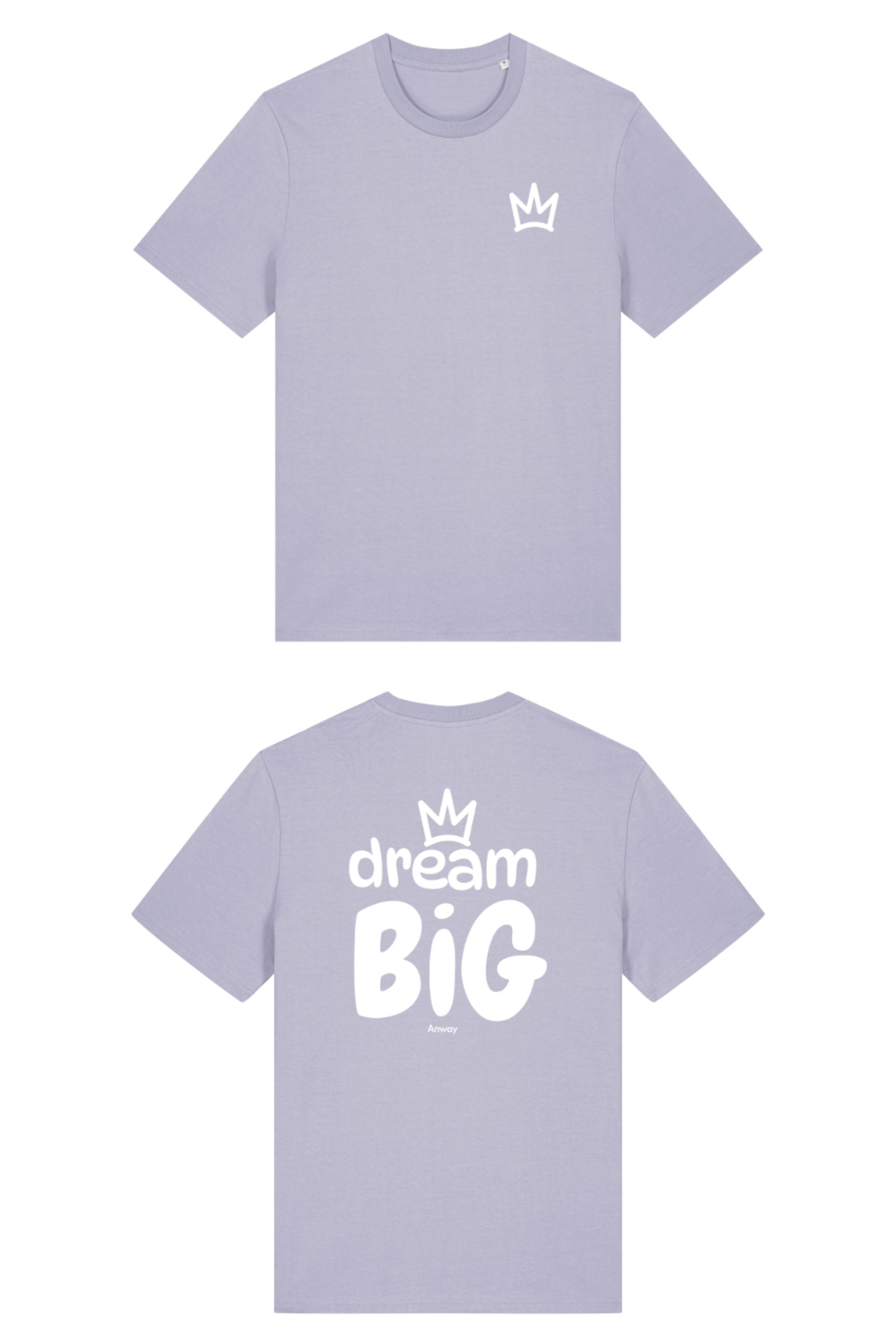T-Shirt aus 100 % Bio-Baumwolle mit normaler Passform, erhältlich in verschiedenen Farben wie Blue Soul, Cotton Pink, Lavender, Aloe, Weiss und Schwarz. Individuell bedruckbar mit Wunschmotiv. Weiches, angenehm leichtes Material für hohen Tragekomfort. Ideal für einen zeitgemässen, entspannten Look. Vorderseite: Krone auf der linken Brust. Rückseite: Grosser Schriftzug „dream BIG“ mit Krone darüber.