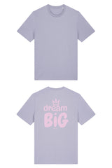 T-Shirt aus 100 % Bio-Baumwolle mit normaler Passform, erhältlich in verschiedenen Farben wie Blue Soul, Cotton Pink, Lavender, Aloe, Weiss und Schwarz. Individuell bedruckbar mit Wunschmotiv. Weiches, angenehm leichtes Material für hohen Tragekomfort. Ideal für einen zeitgemässen, entspannten Look. Grosser Schriftzug „dream BIG“ mit Krone darüber auf der Rückseite.