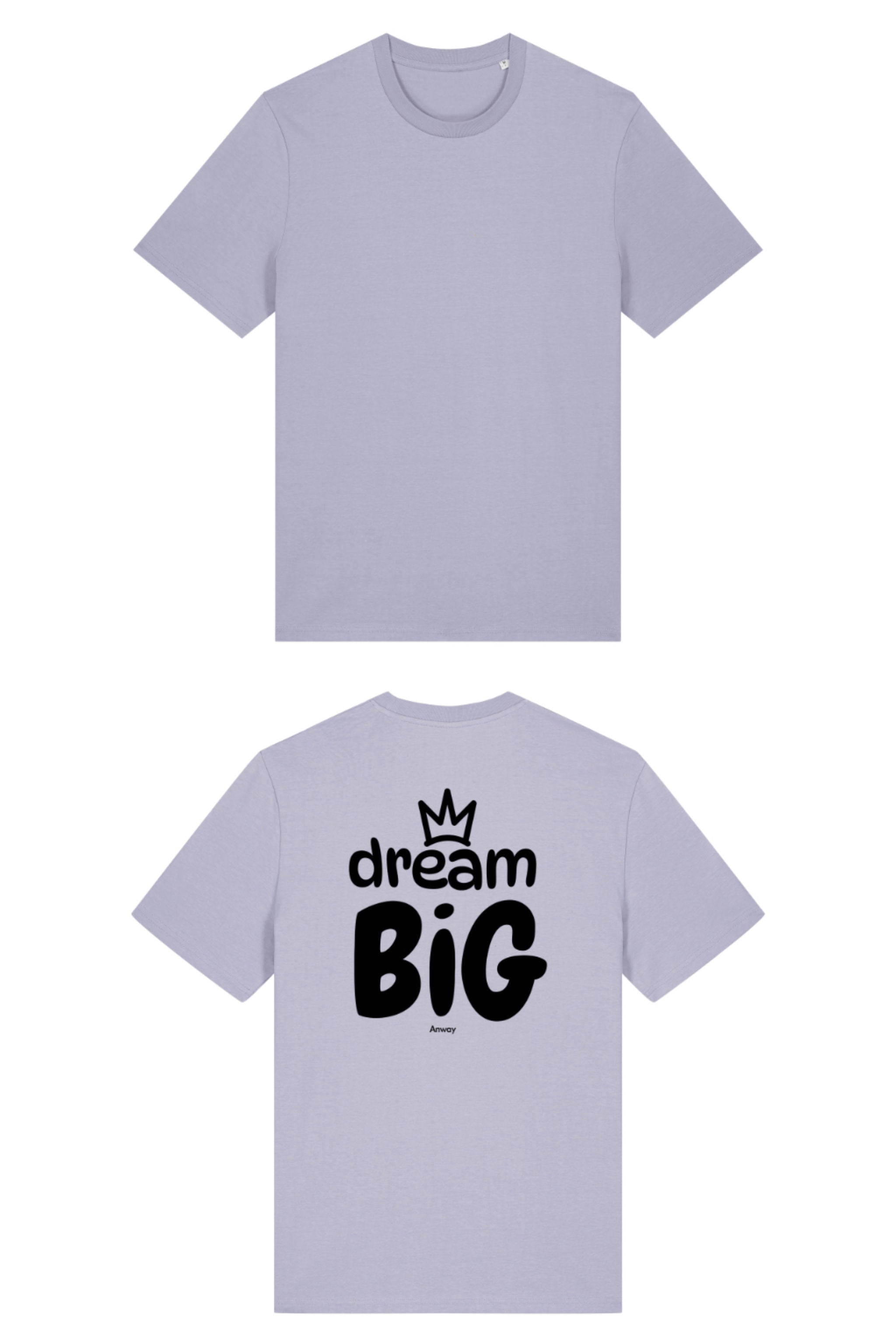 T-Shirt aus 100 % Bio-Baumwolle mit normaler Passform, erhältlich in verschiedenen Farben wie Blue Soul, Cotton Pink, Lavender, Aloe, Weiss und Schwarz. Individuell bedruckbar mit Wunschmotiv. Weiches, angenehm leichtes Material für hohen Tragekomfort. Ideal für einen zeitgemässen, entspannten Look. Grosser Schriftzug „dream BIG“ mit Krone darüber auf der Rückseite.