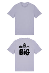 T-Shirt aus 100 % Bio-Baumwolle mit normaler Passform, erhältlich in verschiedenen Farben wie Blue Soul, Cotton Pink, Lavender, Aloe, Weiss und Schwarz. Individuell bedruckbar mit Wunschmotiv. Weiches, angenehm leichtes Material für hohen Tragekomfort. Ideal für einen zeitgemässen, entspannten Look. Grosser Schriftzug „dream BIG“ mit Krone darüber auf der Rückseite.