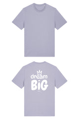 T-Shirt aus 100 % Bio-Baumwolle mit normaler Passform, erhältlich in verschiedenen Farben wie Blue Soul, Cotton Pink, Lavender, Aloe, Weiss und Schwarz. Individuell bedruckbar mit Wunschmotiv. Weiches, angenehm leichtes Material für hohen Tragekomfort. Ideal für einen zeitgemässen, entspannten Look. Grosser Schriftzug „dream BIG“ mit Krone darüber auf der Rückseite.