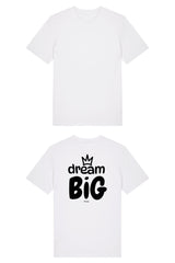 T-Shirt aus 100 % Bio-Baumwolle mit normaler Passform, erhältlich in verschiedenen Farben wie Blue Soul, Cotton Pink, Lavender, Aloe, Weiss und Schwarz. Individuell bedruckbar mit Wunschmotiv. Weiches, angenehm leichtes Material für hohen Tragekomfort. Ideal für einen zeitgemässen, entspannten Look. Grosser Schriftzug „dream BIG“ mit Krone darüber auf der Rückseite.