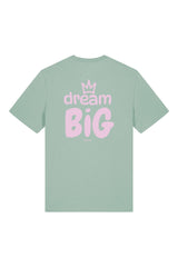 T-Shirt aus 100 % Bio-Baumwolle mit normaler Passform, erhältlich in verschiedenen Farben wie Blue Soul, Cotton Pink, Lavender, Aloe, Weiss und Schwarz. Individuell bedruckbar mit Wunschmotiv. Weiches, angenehm leichtes Material für hohen Tragekomfort. Ideal für einen zeitgemässen, entspannten Look. Vorderseite: Krone auf der linken Brust. Rückseite: Grosser Schriftzug „dream BIG“ mit Krone darüber.