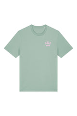 T-Shirt aus 100 % Bio-Baumwolle mit normaler Passform, erhältlich in verschiedenen Farben wie Blue Soul, Cotton Pink, Lavender, Aloe, Weiss und Schwarz. Individuell bedruckbar mit Wunschmotiv. Weiches, angenehm leichtes Material für hohen Tragekomfort. Ideal für einen zeitgemässen, entspannten Look. Vorderseite: Krone auf der linken Brust. Rückseite: Grosser Schriftzug „dream BIG“ mit Krone darüber.