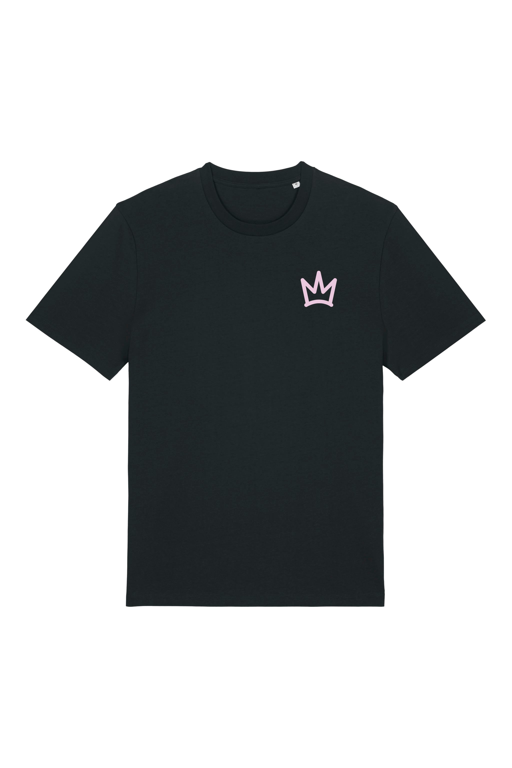 T-Shirt aus 100 % Bio-Baumwolle mit normaler Passform, erhältlich in verschiedenen Farben wie Blue Soul, Cotton Pink, Lavender, Aloe, Weiss und Schwarz. Individuell bedruckbar mit Wunschmotiv. Weiches, angenehm leichtes Material für hohen Tragekomfort. Ideal für einen zeitgemässen, entspannten Look. Vorderseite: Krone auf der linken Brust. Rückseite: Grosser Schriftzug „dream BIG“ mit Krone darüber.
