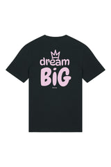 T-Shirt aus 100 % Bio-Baumwolle mit normaler Passform, erhältlich in verschiedenen Farben wie Blue Soul, Cotton Pink, Lavender, Aloe, Weiss und Schwarz. Individuell bedruckbar mit Wunschmotiv. Weiches, angenehm leichtes Material für hohen Tragekomfort. Ideal für einen zeitgemässen, entspannten Look. Vorderseite: Krone auf der linken Brust. Rückseite: Grosser Schriftzug „dream BIG“ mit Krone darüber.