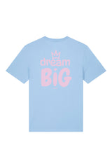 T-Shirt aus 100 % Bio-Baumwolle mit normaler Passform, erhältlich in verschiedenen Farben wie Blue Soul, Cotton Pink, Lavender, Aloe, Weiss und Schwarz. Individuell bedruckbar mit Wunschmotiv. Weiches, angenehm leichtes Material für hohen Tragekomfort. Ideal für einen zeitgemässen, entspannten Look. Grosser Schriftzug „dream BIG“ mit Krone darüber auf der Rückseite.