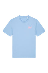 T-Shirt aus 100 % Bio-Baumwolle mit normaler Passform, erhältlich in verschiedenen Farben wie Blue Soul, Cotton Pink, Lavender, Aloe, Weiss und Schwarz. Individuell bedruckbar mit Wunschmotiv. Weiches, angenehm leichtes Material für hohen Tragekomfort. Ideal für einen zeitgemässen, entspannten Look. Vorderseite: Krone auf der linken Brust. Rückseite: Grosser Schriftzug „dream BIG“ mit Krone darüber.