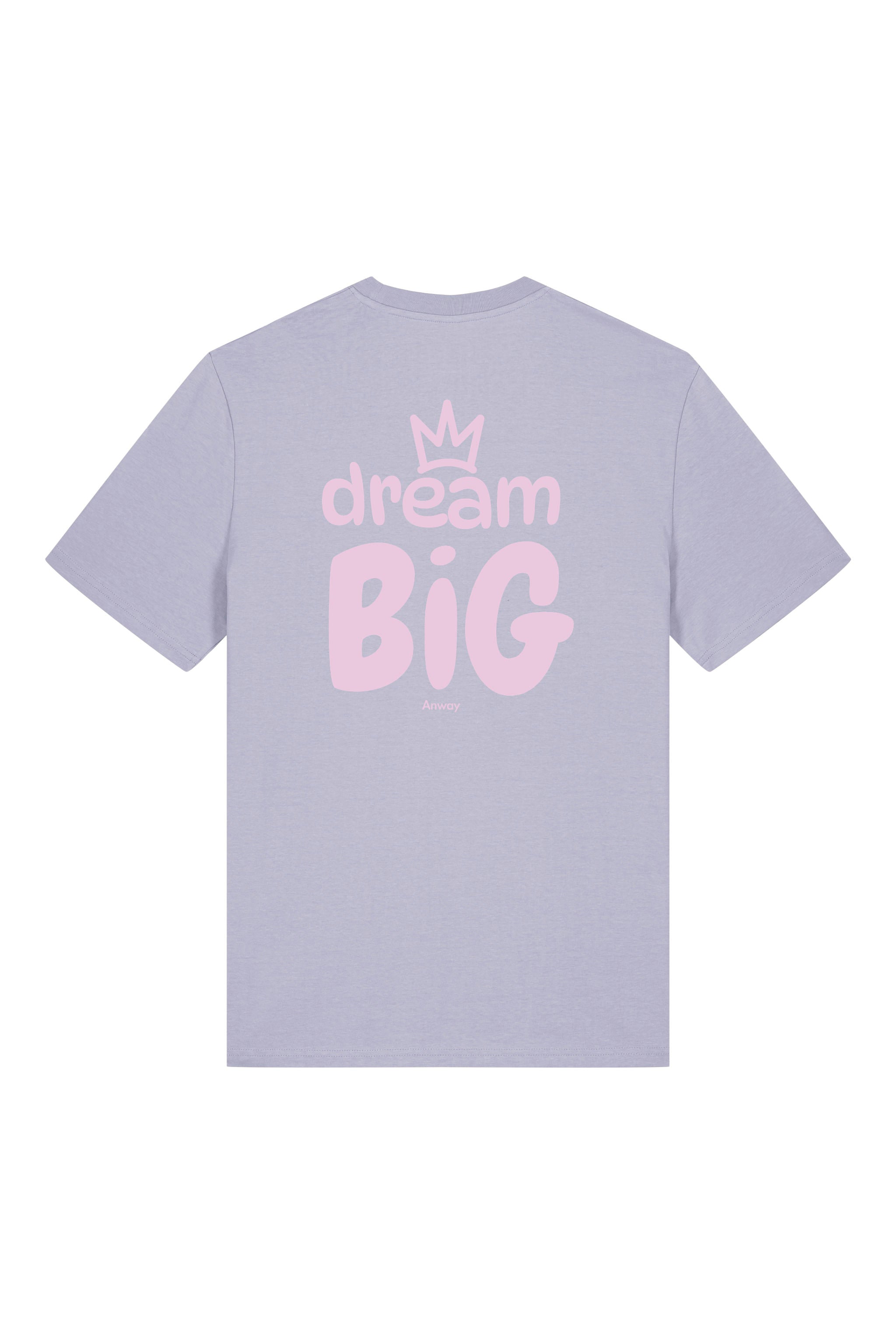 T-Shirt aus 100 % Bio-Baumwolle mit normaler Passform, erhältlich in verschiedenen Farben wie Blue Soul, Cotton Pink, Lavender, Aloe, Weiss und Schwarz. Individuell bedruckbar mit Wunschmotiv. Weiches, angenehm leichtes Material für hohen Tragekomfort. Ideal für einen zeitgemässen, entspannten Look. Vorderseite: Krone auf der linken Brust. Rückseite: Grosser Schriftzug „dream BIG“ mit Krone darüber.