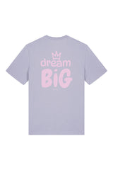 T-Shirt aus 100 % Bio-Baumwolle mit normaler Passform, erhältlich in verschiedenen Farben wie Blue Soul, Cotton Pink, Lavender, Aloe, Weiss und Schwarz. Individuell bedruckbar mit Wunschmotiv. Weiches, angenehm leichtes Material für hohen Tragekomfort. Ideal für einen zeitgemässen, entspannten Look. Grosser Schriftzug „dream BIG“ mit Krone darüber auf der Rückseite.