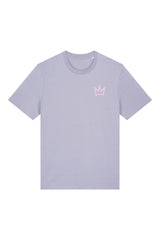 T-Shirt aus 100 % Bio-Baumwolle mit normaler Passform, erhältlich in verschiedenen Farben wie Blue Soul, Cotton Pink, Lavender, Aloe, Weiss und Schwarz. Individuell bedruckbar mit Wunschmotiv. Weiches, angenehm leichtes Material für hohen Tragekomfort. Ideal für einen zeitgemässen, entspannten Look. Vorderseite: Krone auf der linken Brust. Rückseite: Grosser Schriftzug „dream BIG“ mit Krone darüber.