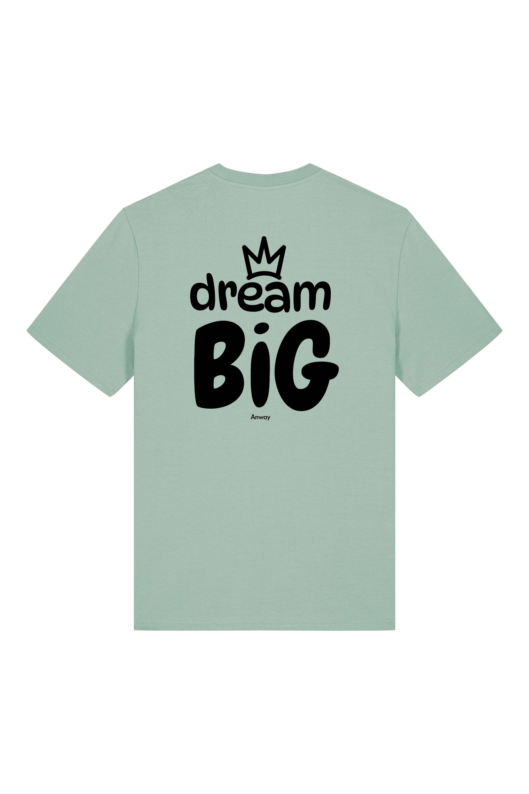 T-Shirt aus 100 % Bio-Baumwolle mit normaler Passform, erhältlich in verschiedenen Farben wie Blue Soul, Cotton Pink, Lavender, Aloe, Weiss und Schwarz. Individuell bedruckbar mit Wunschmotiv. Weiches, angenehm leichtes Material für hohen Tragekomfort. Ideal für einen zeitgemässen, entspannten Look. Vorderseite: Krone auf der linken Brust. Rückseite: Grosser Schriftzug „dream BIG“ mit Krone darüber.