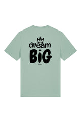 T-Shirt aus 100 % Bio-Baumwolle mit normaler Passform, erhältlich in verschiedenen Farben wie Blue Soul, Cotton Pink, Lavender, Aloe, Weiss und Schwarz. Individuell bedruckbar mit Wunschmotiv. Weiches, angenehm leichtes Material für hohen Tragekomfort. Ideal für einen zeitgemässen, entspannten Look. Grosser Schriftzug „dream BIG“ mit Krone darüber auf der Rückseite.